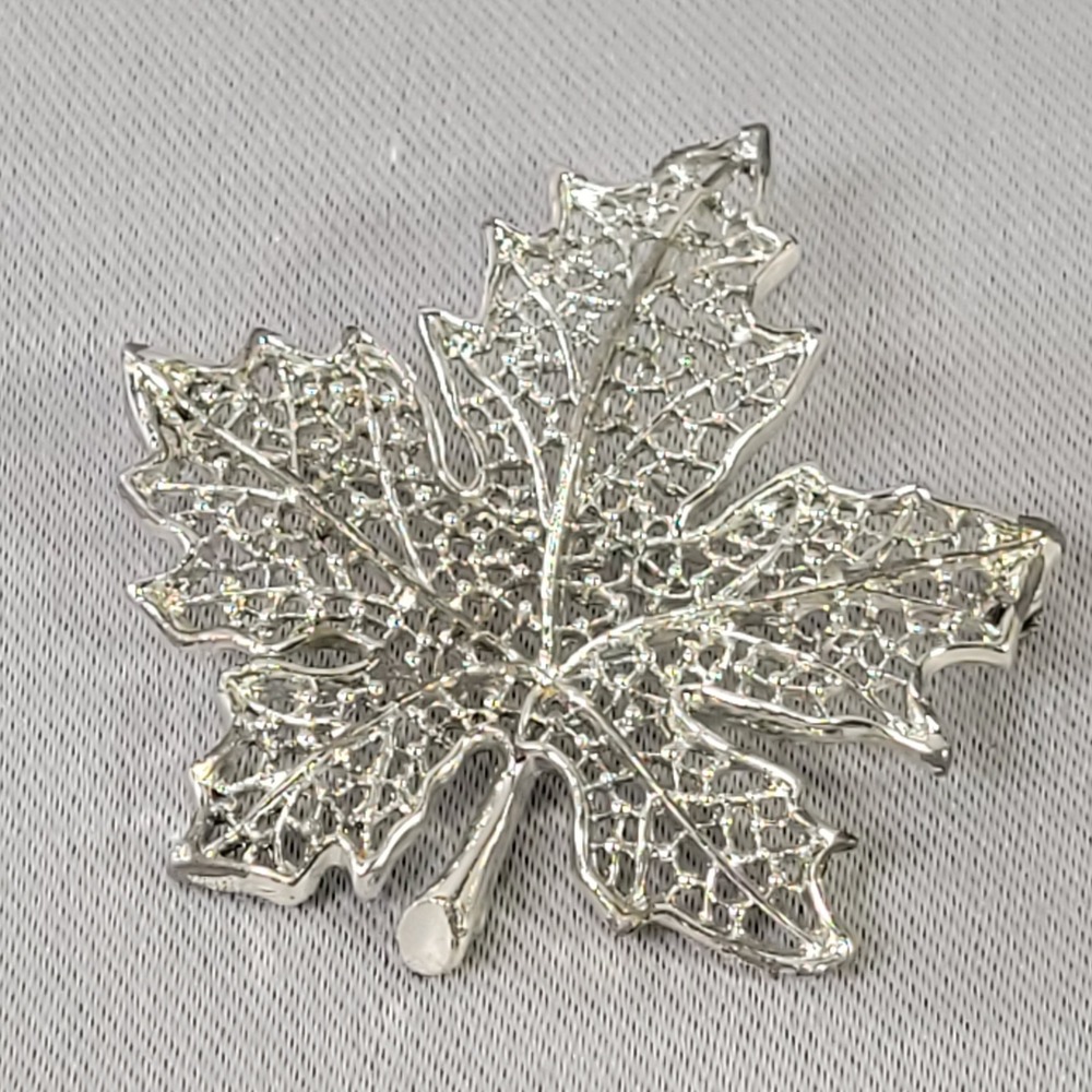 Sarah‎ Coventry Vintage Brooch Silver Tone Maple Leaf Pin Textured Openwork